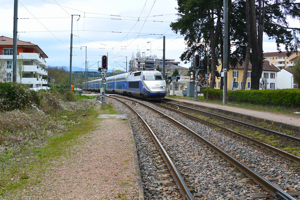 Le TGV "Paris gare de Lyon à EvianlesBains" en gare de Saint Julien