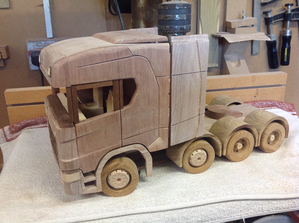 Scania S730 8x4 | Because of the extra axle the fuel tanks ...