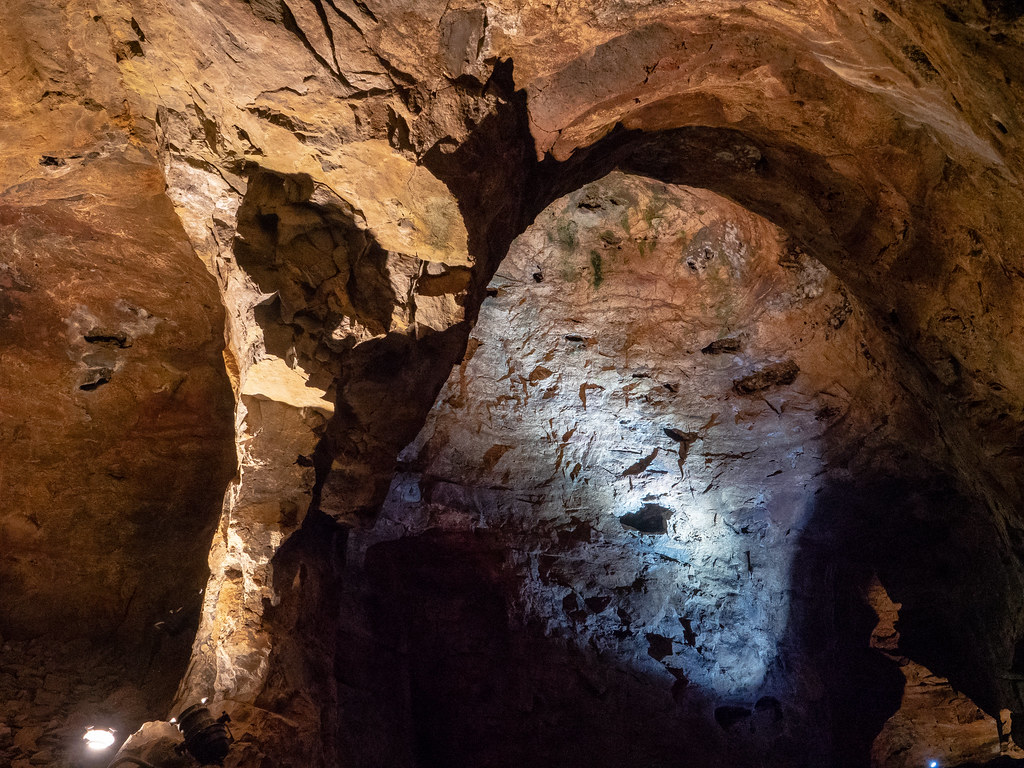 Mines d'argent de Melle (79) Tout le long de cette voûte, … Flickr