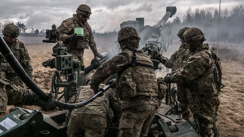 Dynamic Front '18 U.S. soldiers reload Howitzer during exe… Flickr