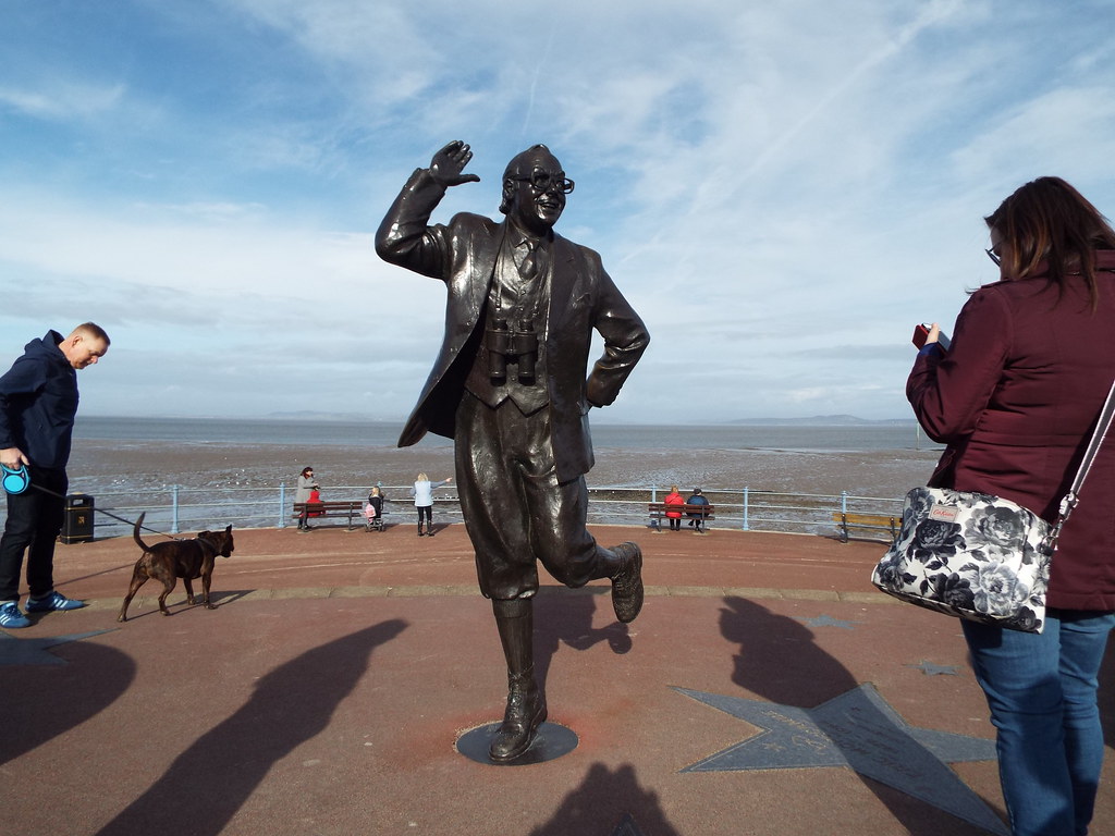Eric Morecambe The Statue on Morecambe seafront holidayswi… Flickr
