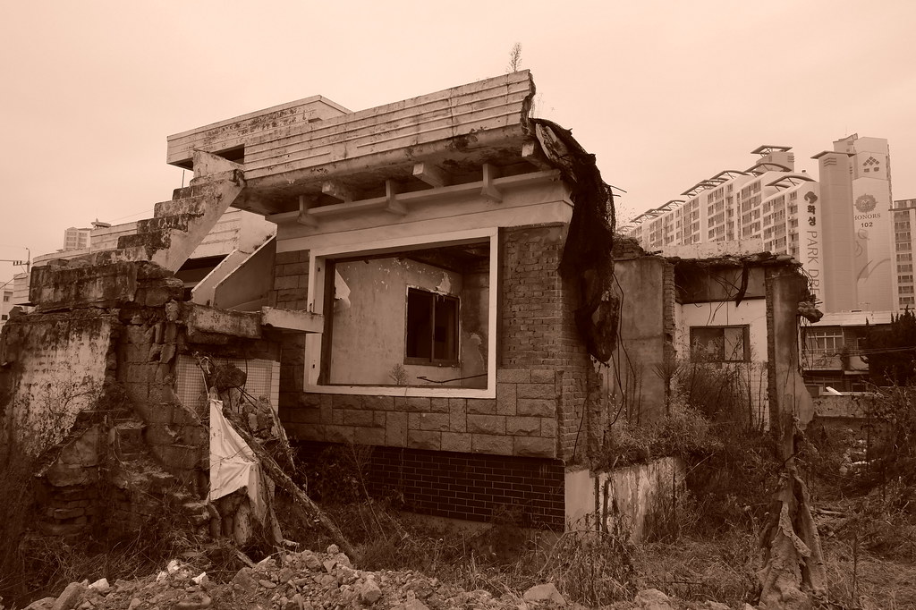Korea Daegu Beomodong area gutted abandoned housing in gentrifying area "Sorta Old and New