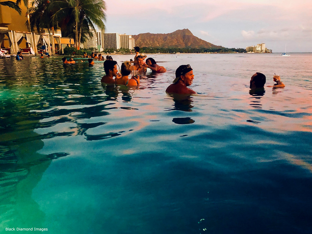 The Edge of Waikiki Bar & View over Infinity Pool, Waikiki… Flickr