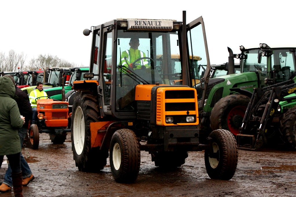 RENAULT TRACTOR CAMBRIDGE MACHINERY SALE DRIVE THRU AUCTIO… peter
