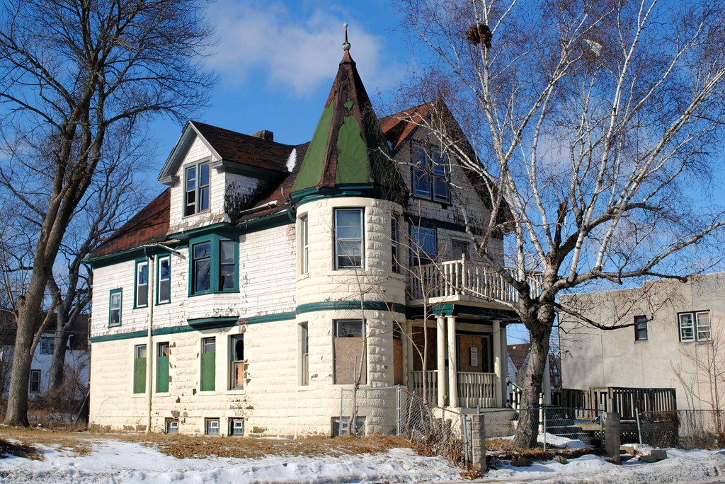 Abandoned old home in Milwaukee 2567 N 35th St., built in … Flickr