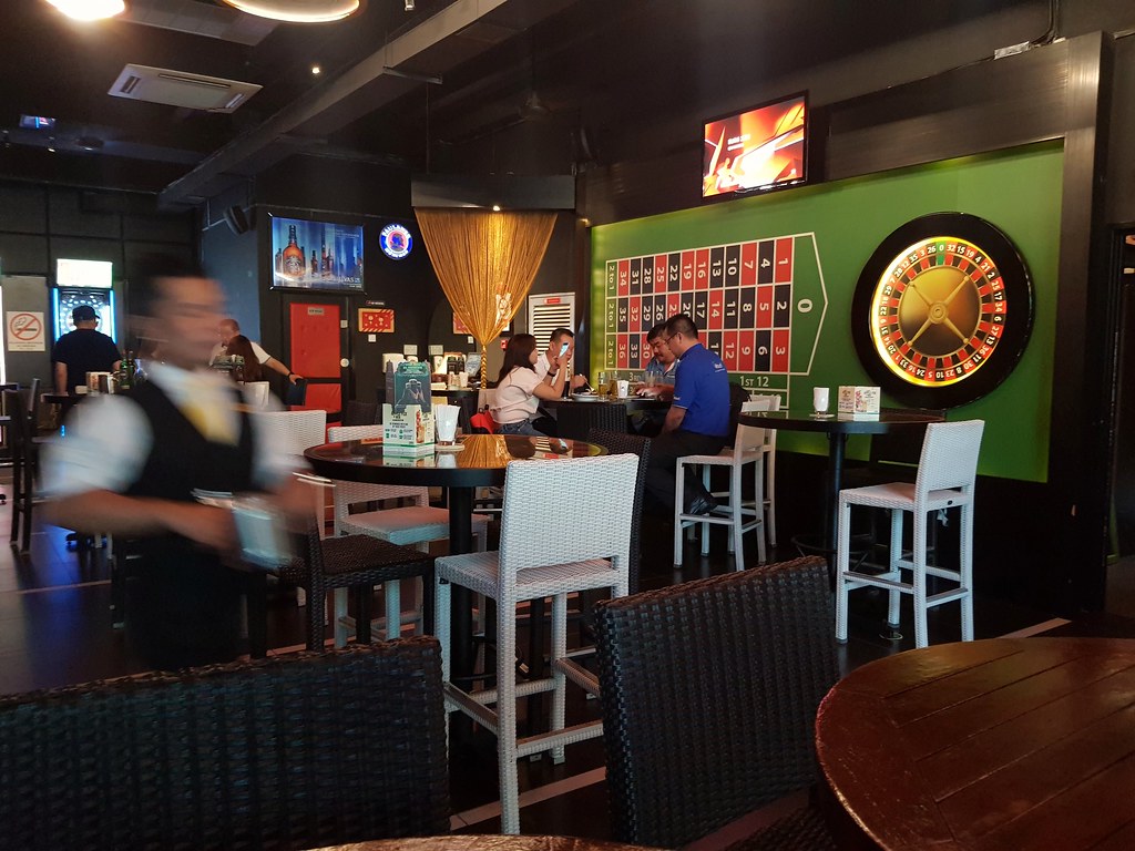  The Roulette Restaurant & Bar at Oasis Square, Ara Daman… Flickr