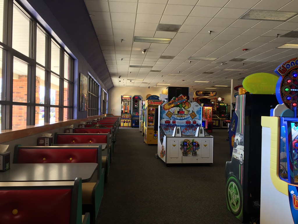 Chuck E. Cheese's interior Chuck E. Cheese's 652 (15,000 … Flickr