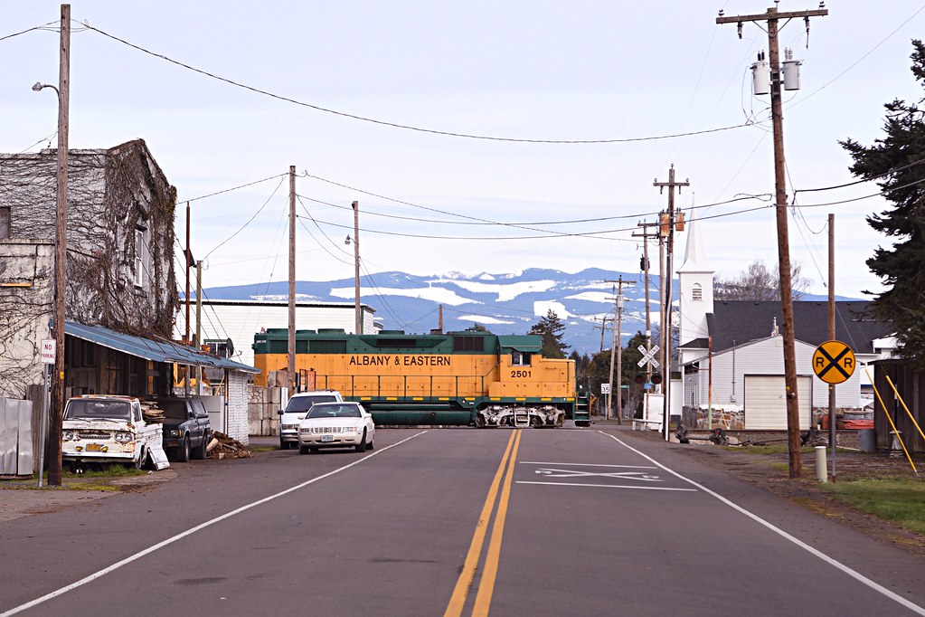 Crabtree, Oregon A&E GP35E No.2501 crosses Crabtree Drive … Flickr