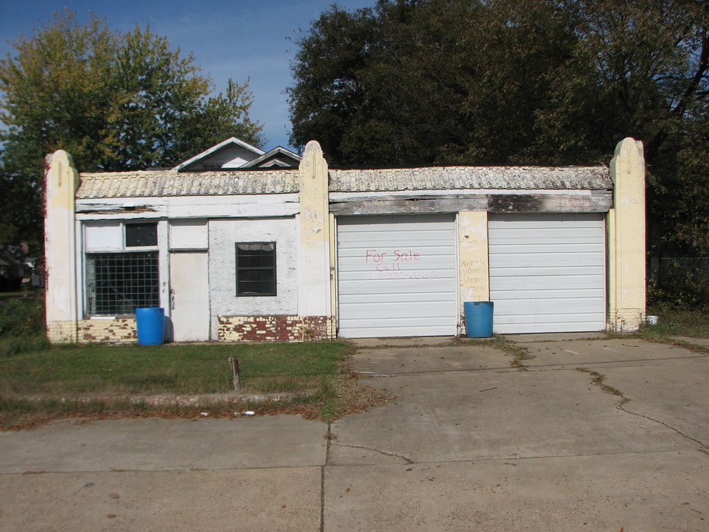 Morrilton ESSO Abandoned ESSO/Hunble service station along… Flickr