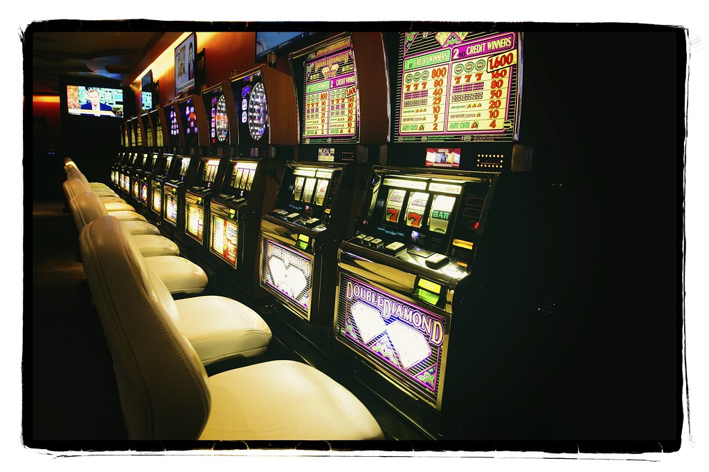 FIVE DOLLAR SLOTS copy Las Vegas, Nv. Not much action. Flickr