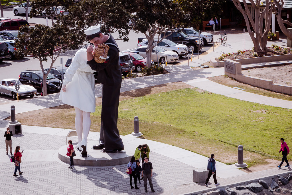 Embracing Peace The statue of the sailor kissing the denta… Flickr