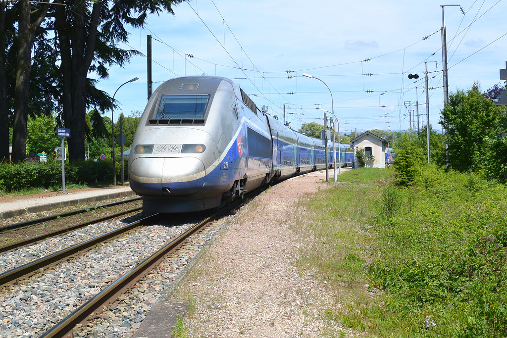 Le croisement du TGV "EvianlesBains à Paris gare de Lyon" et les 2