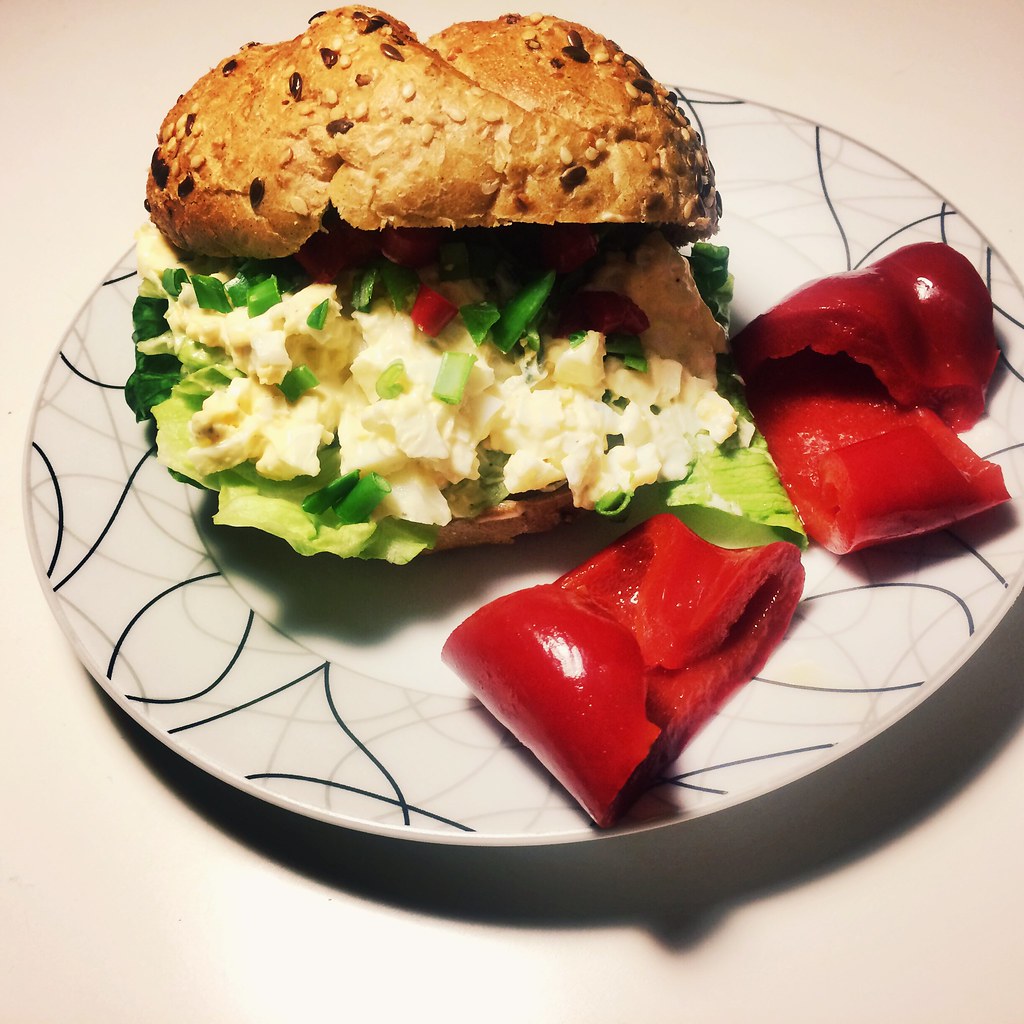 Kanapka z pastą jajeczna i marynowana papryka kasia d Flickr