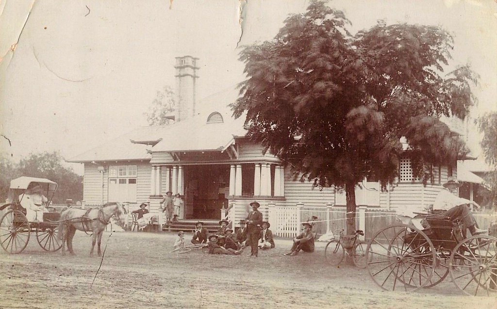 Outside the Court House in Charleville, Qld very early 1… Flickr