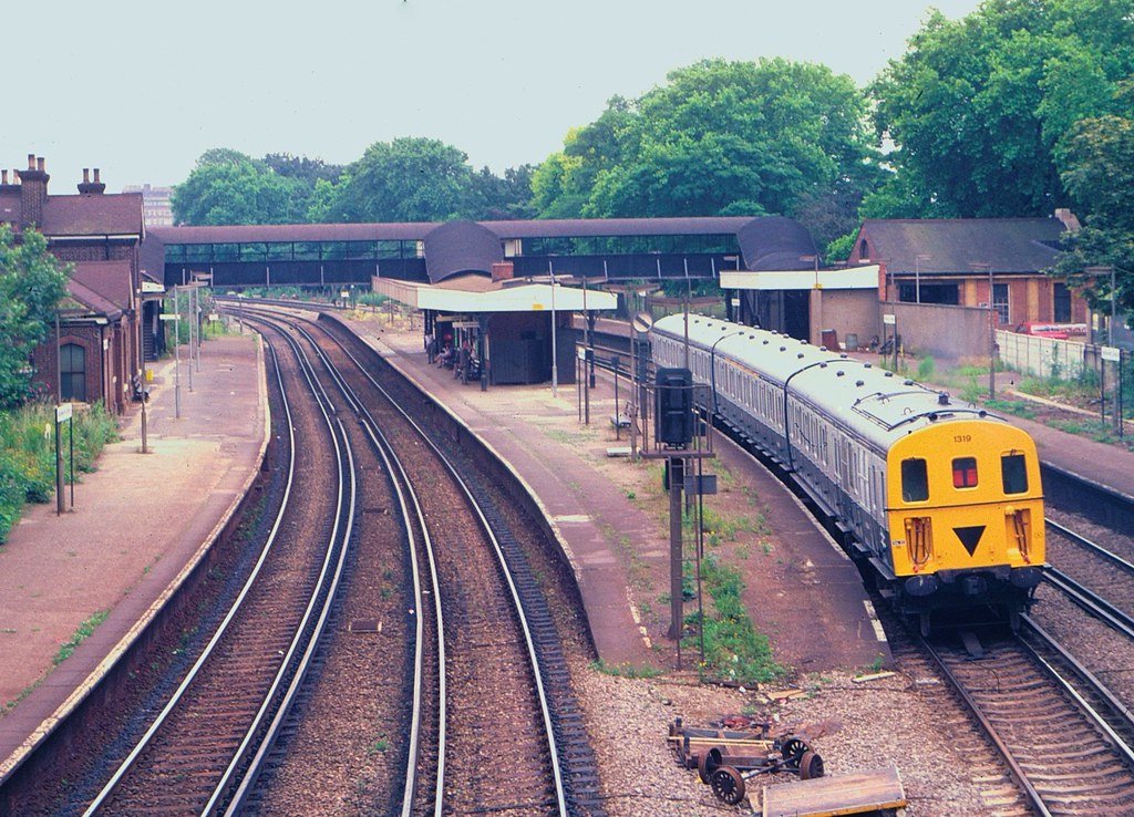 Wandsworth Common station in 1981 3car DEMU 1319 is passi… Flickr