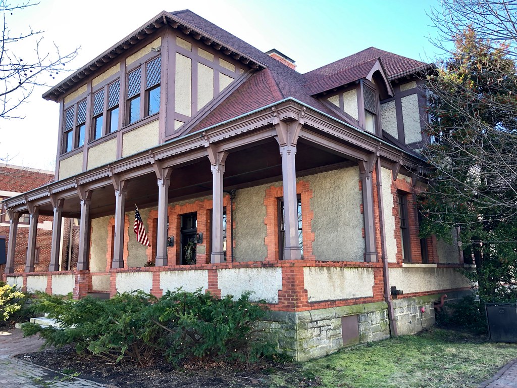 Biltmore Plaza, Biltmore Village, NC Warren LeMay Flickr