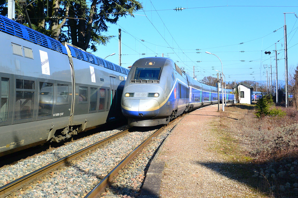 Le croisement du TGV "EvianlesBains à Paris gare de Lyon" et les 2