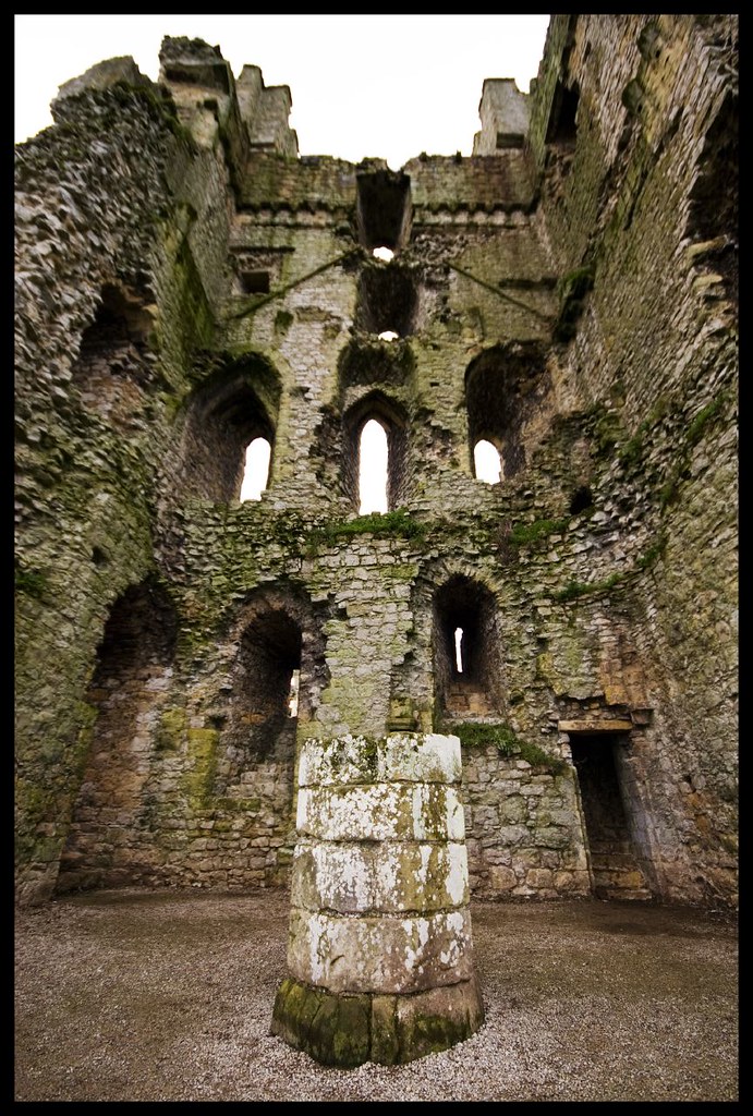 Helmsley Castle The ruins of The Keep in Helmsley Castle, … Flickr