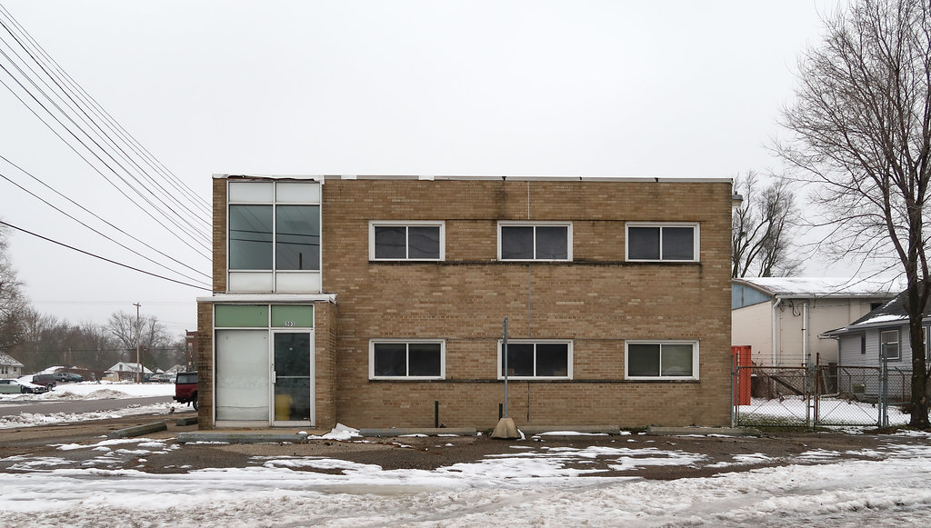 Vacant VERY VERY MODEST commercial building from 1966, of … Flickr