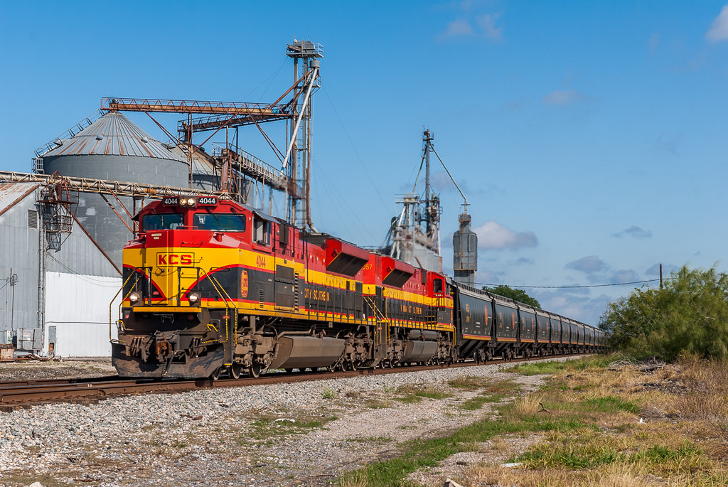 Grain Loads at Agua Dulce Running west on the former TexMe… Flickr