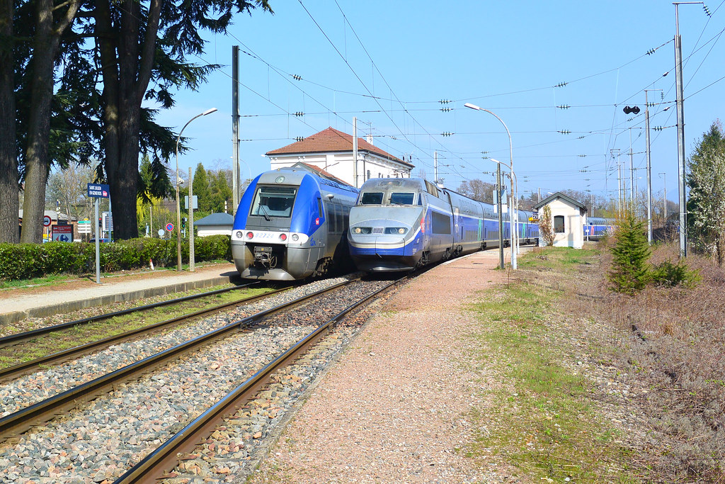 Le croisement du TGV "EvianlesBains à Paris gare de Lyon" et les 2