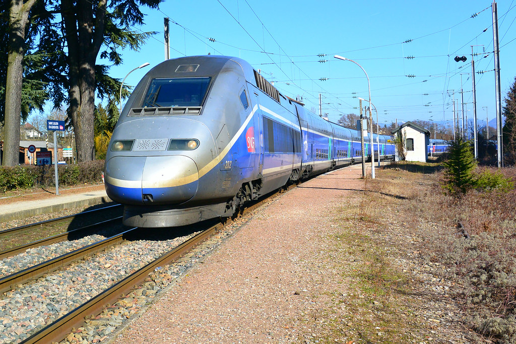 Le TGV "EvianlesBains à Paris gare de Lyon" en gare de Saint Julien