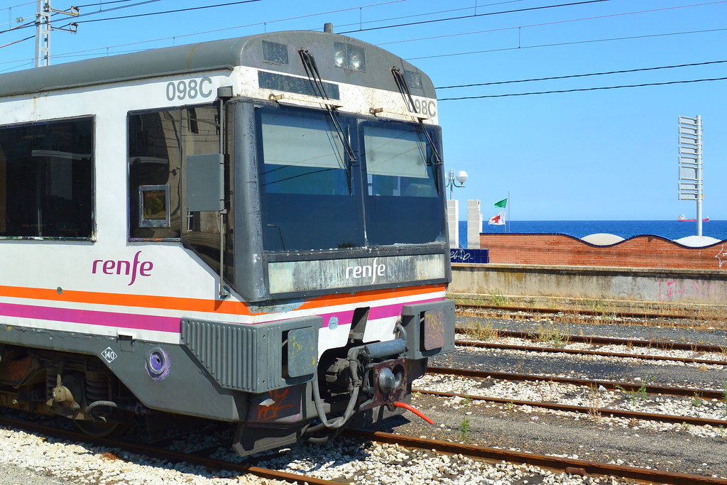 Tren "Media Distancia" de "La serie 470 en la estación de Tarragona" y