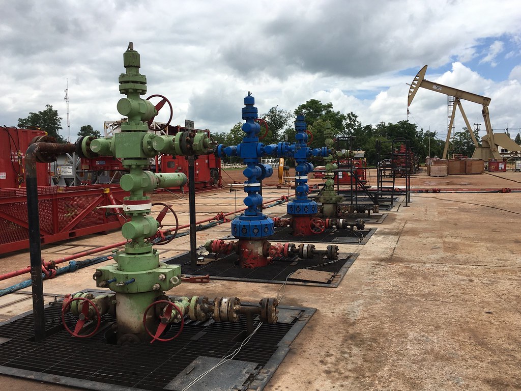 Oil Well Christmas Trees Oil wells on the pad at Sirikit O… Flickr