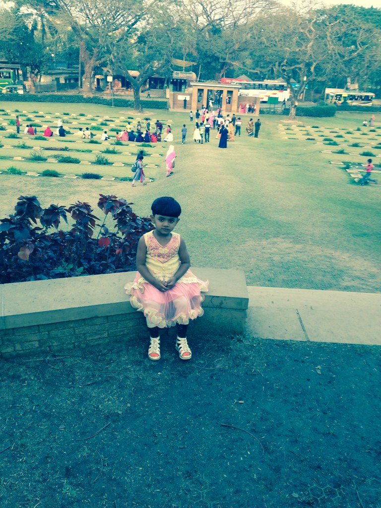 WPD22People Second world war cemetery tour. F.H. Zardim Flickr