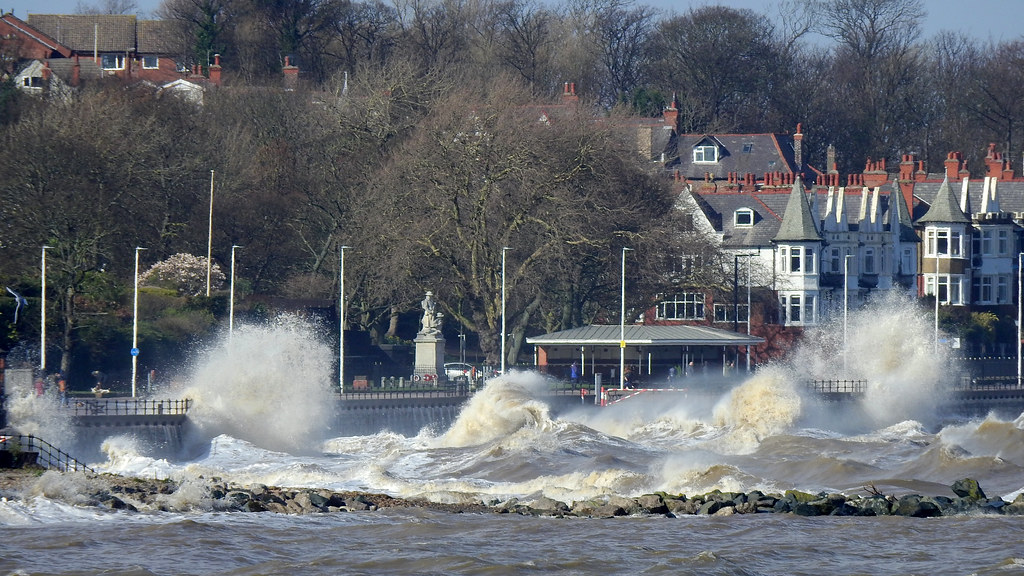 DSCN4422 Waves lash Egremont Promenade on the Wirral, duri… Flickr