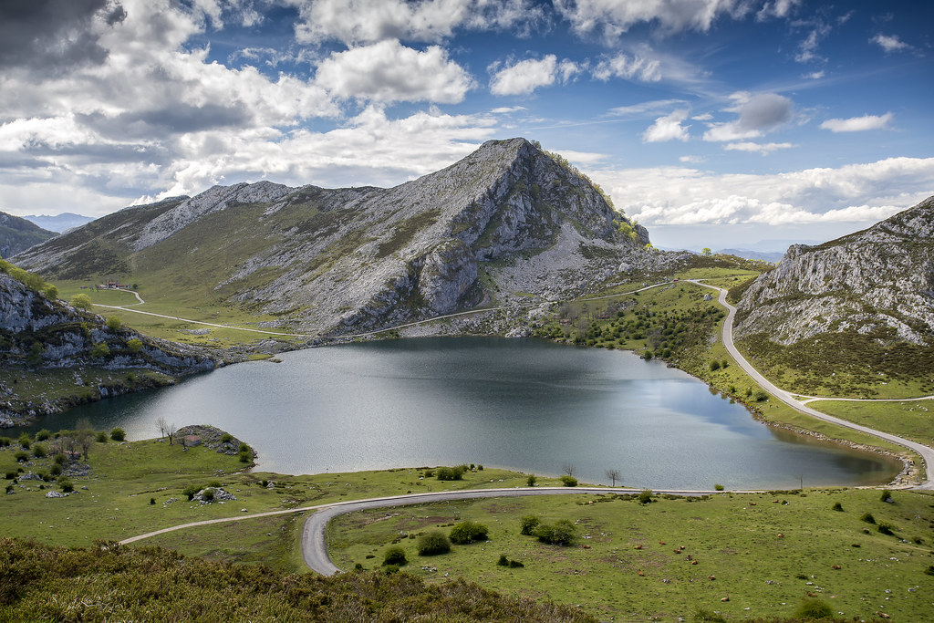 Lago de Enol Parc national des Pics d'Europe Asturies Es… Flickr