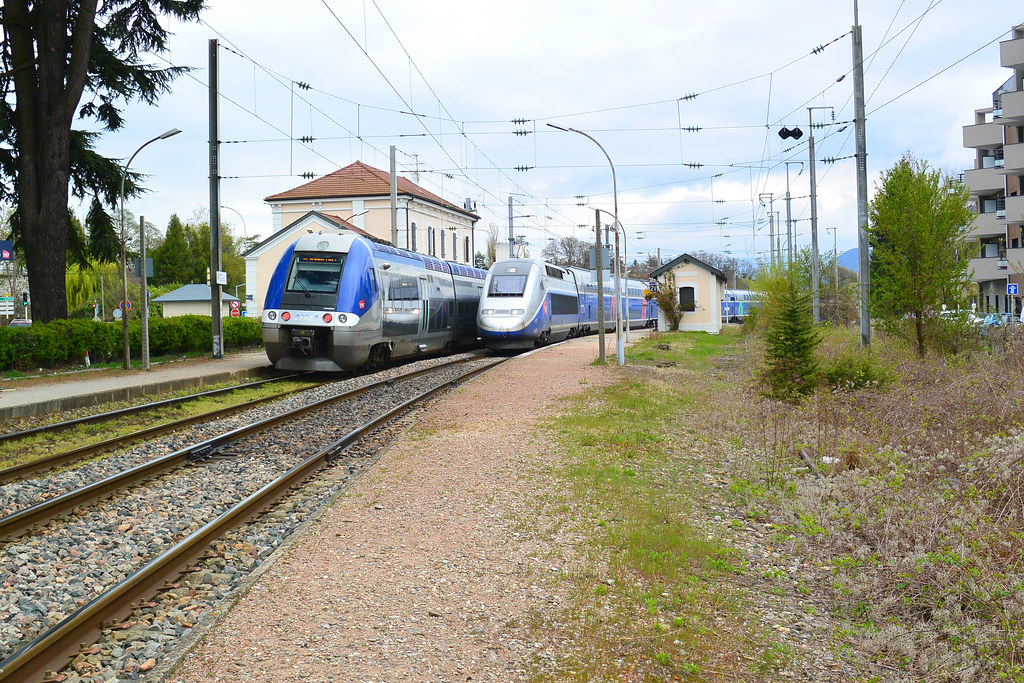 Le croisement du TGV "EvianlesBains à Paris gare de Lyon" et les 2