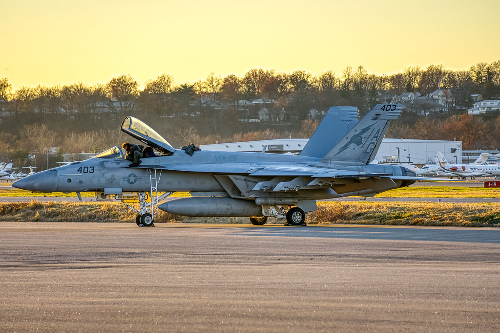 168354 - F/A-18E - US Navy | Airman checking items after he … | Flickr