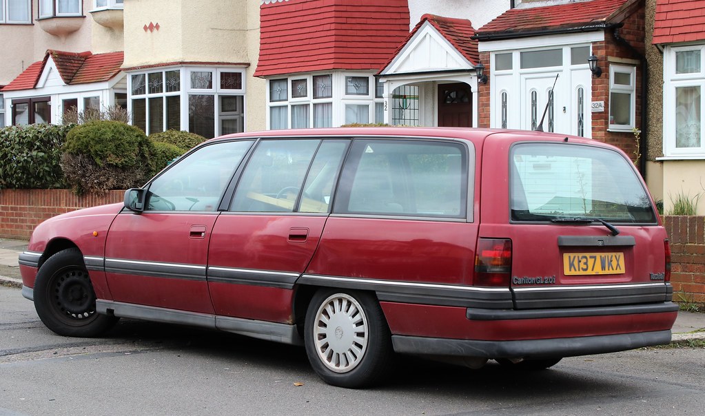 K137 WKX 1992 Vauxhall Carlton 2.0i GL auto estate. Nivek.Old.Gold