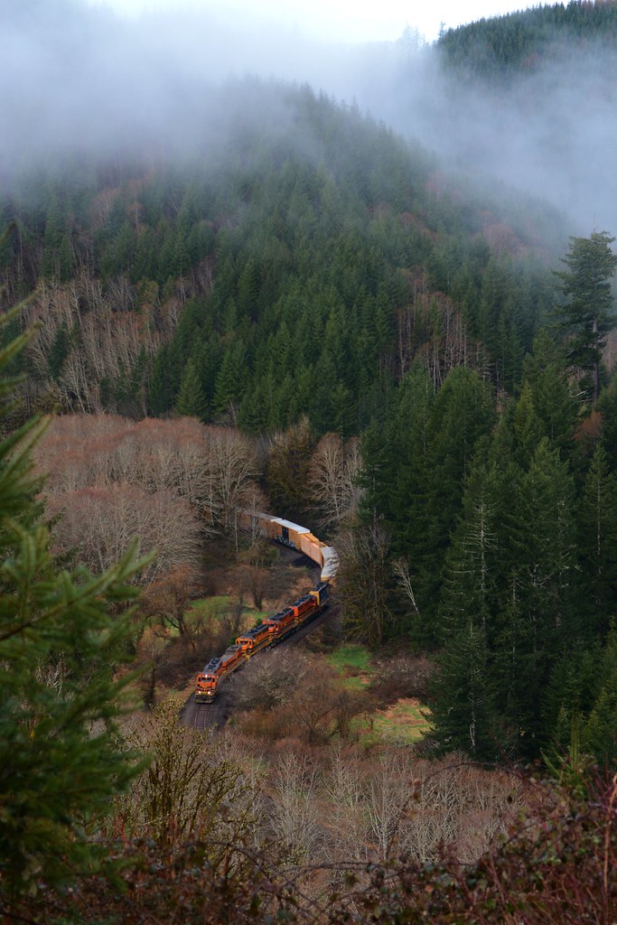 Eddyville, Oregon. Early morning fog lingers high above th… Flickr