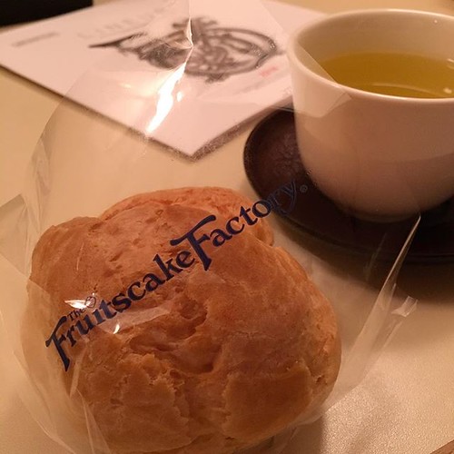 オヤツなう… thefruitscakefactory フルーツケーキファクトリー 窯出しシュークリーム 本… Flickr