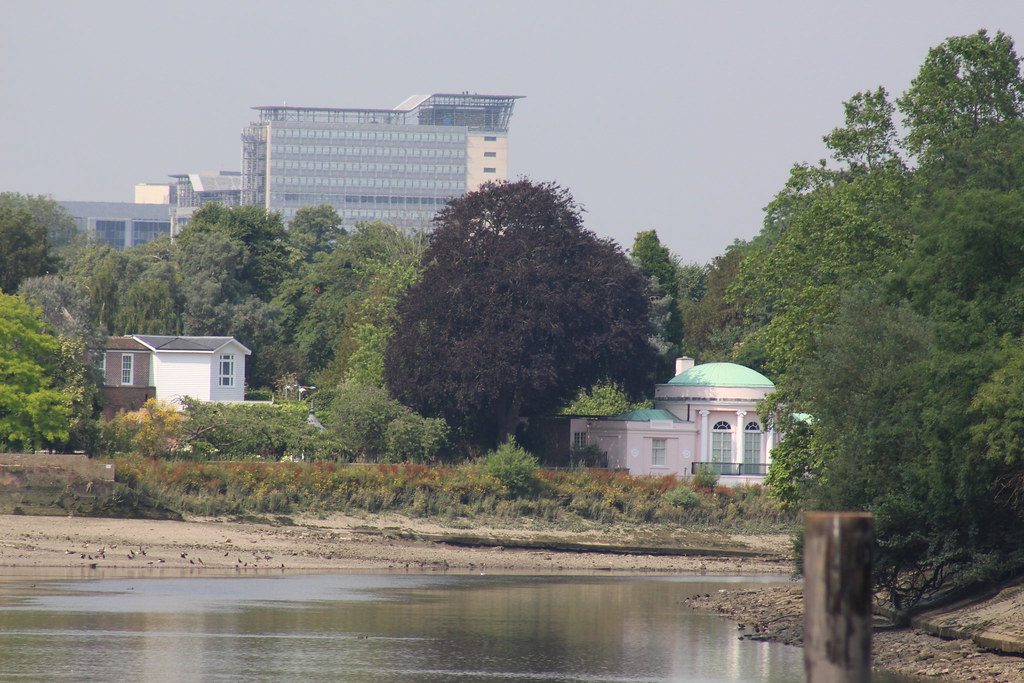 IMG_0065 Isleworth Riverside by Syon Park. Ian Razey Flickr