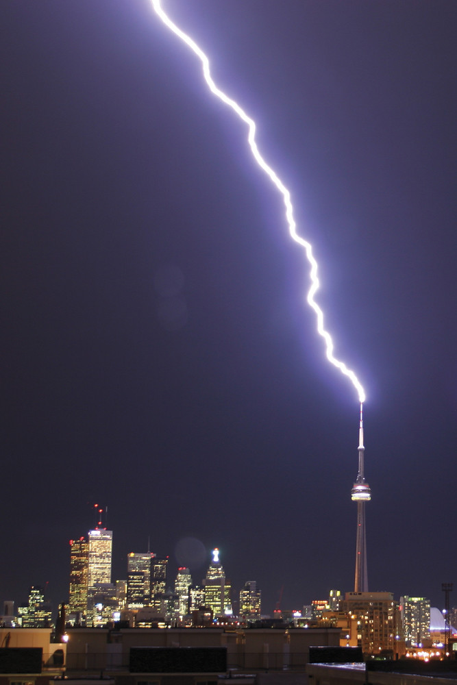 Lightning hitting the CN Tower Lightning hitting the CN To… Flickr