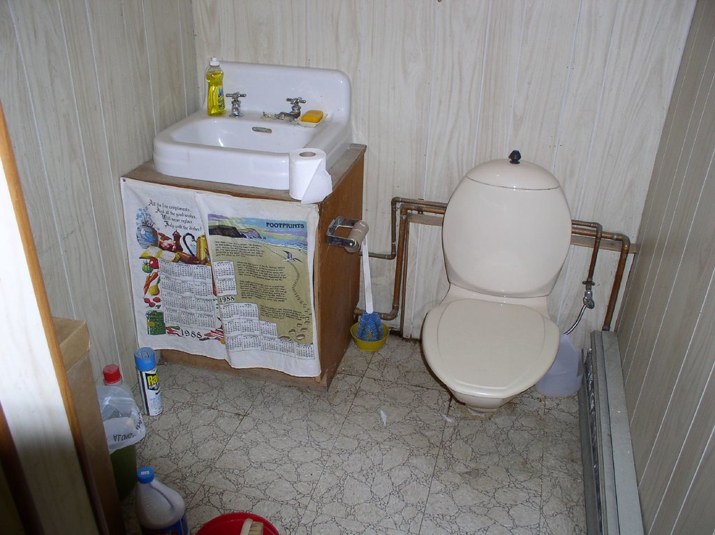 Finnish (?) toilet 71287 One of the first lowflows. Obsol