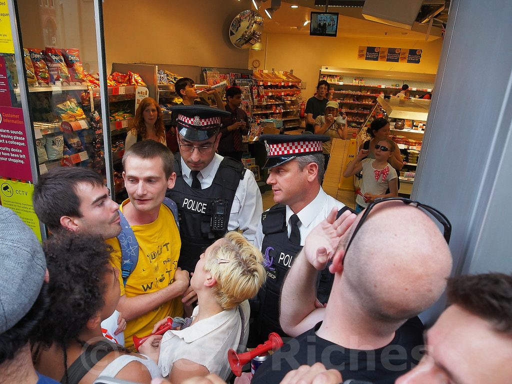 EM5D0846 PayUp! Launch Pay Up! pickets Sainsbury's over em… Flickr