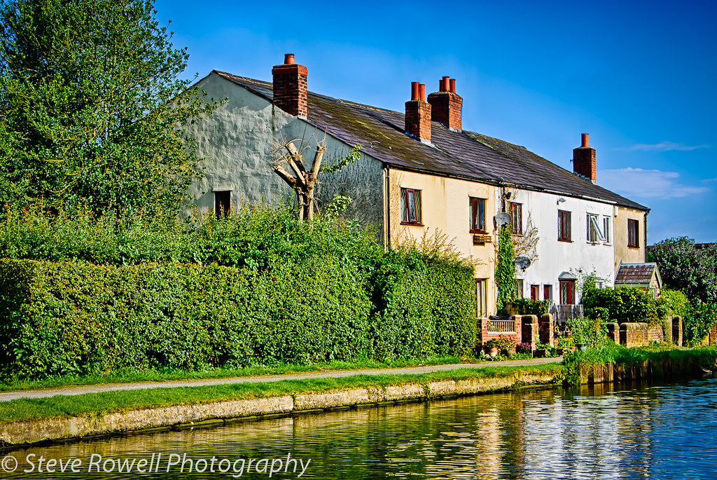 Canal Side Cottages, Preston Brook. My site www.stever… Flickr