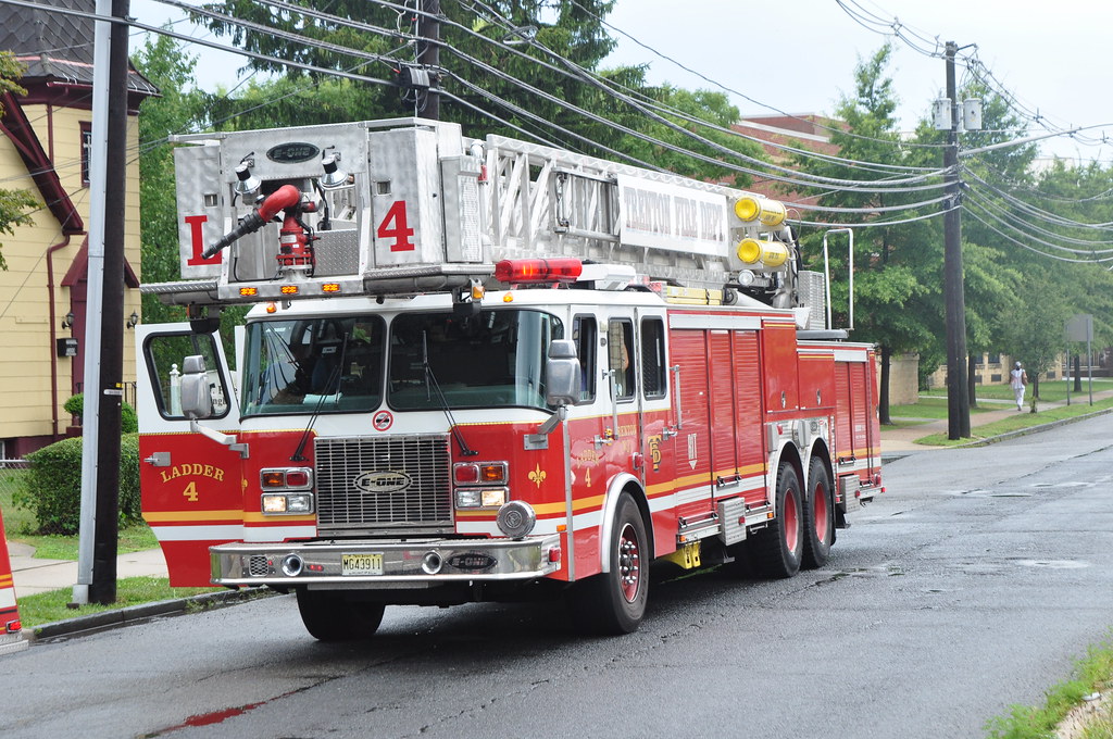 Trenton Fire Department Ladder 4 2000 EOne 95' rear mount… Flickr