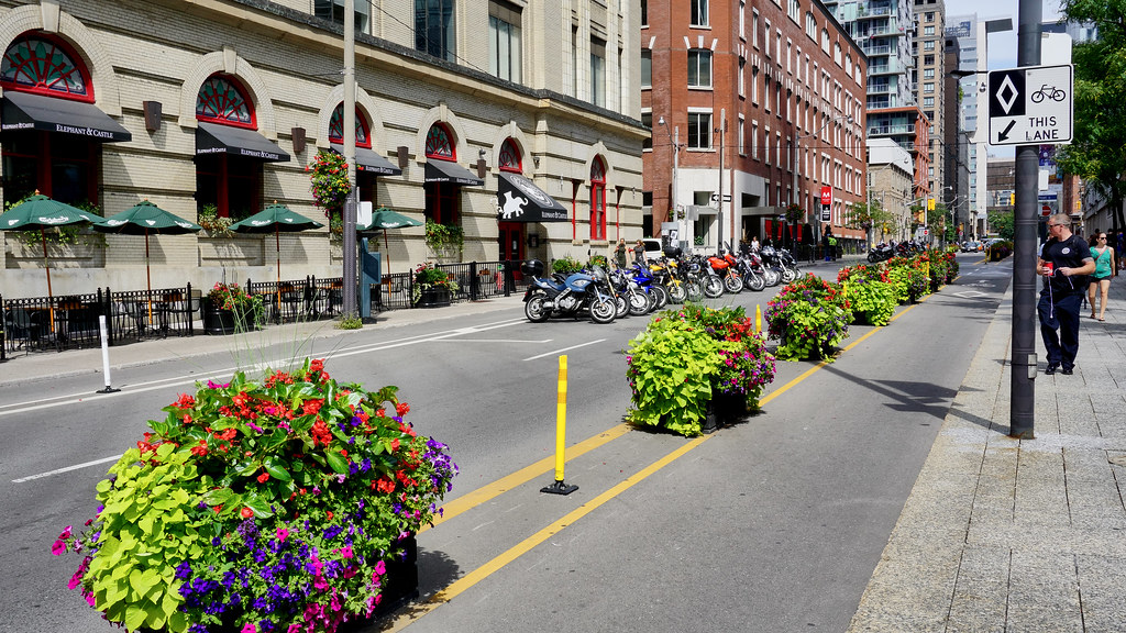Bikes along Simcoe St. (Toronto) Zao Zhu Flickr