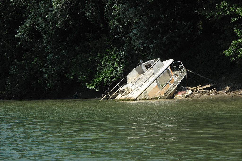 Houseboat down A sinking houseboat, in the Frankfort pool … Flickr