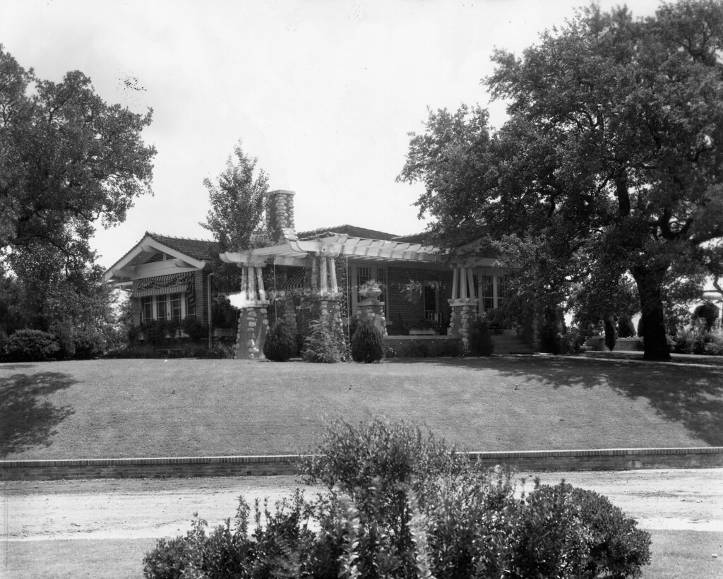Norwood House Seen from the front, the Norwood House refle… Flickr