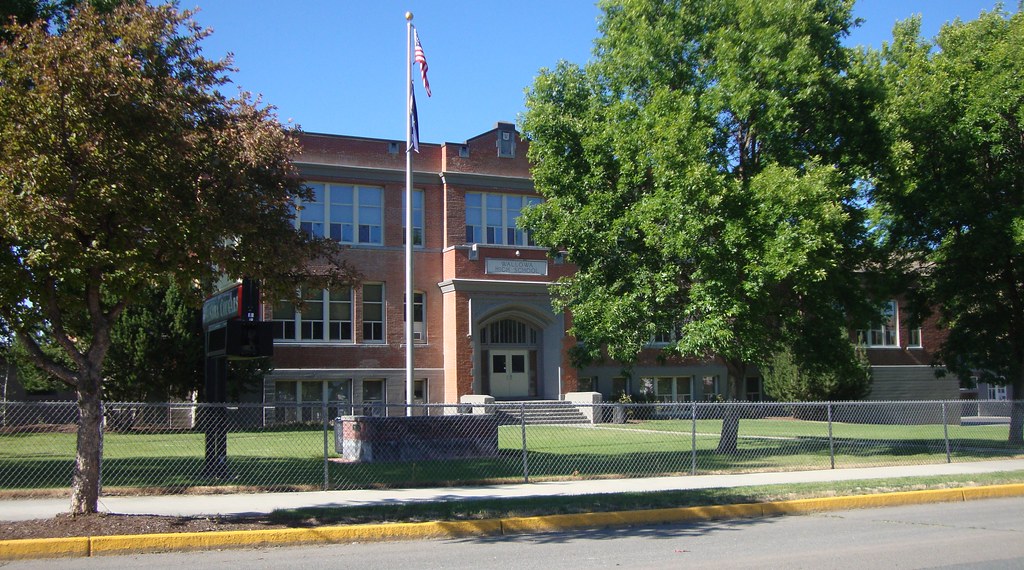 Wallowa High School (Wallowa, Oregon) The small town of Wa… Flickr