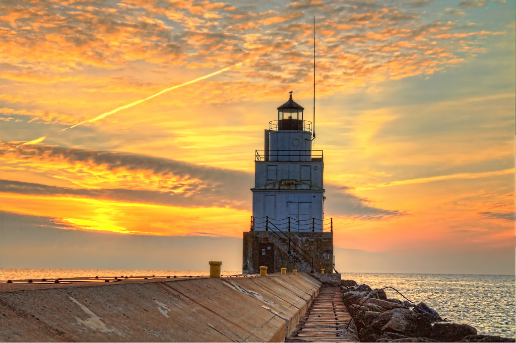 Manitowoc Lighthouse Sunrise in Manitowoc, Wisconsin. Thre… Flickr