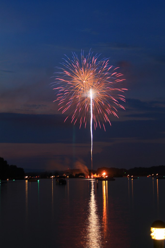 Fireworks at Lake Meade PA. Taken July 7th, 2012... Flickr