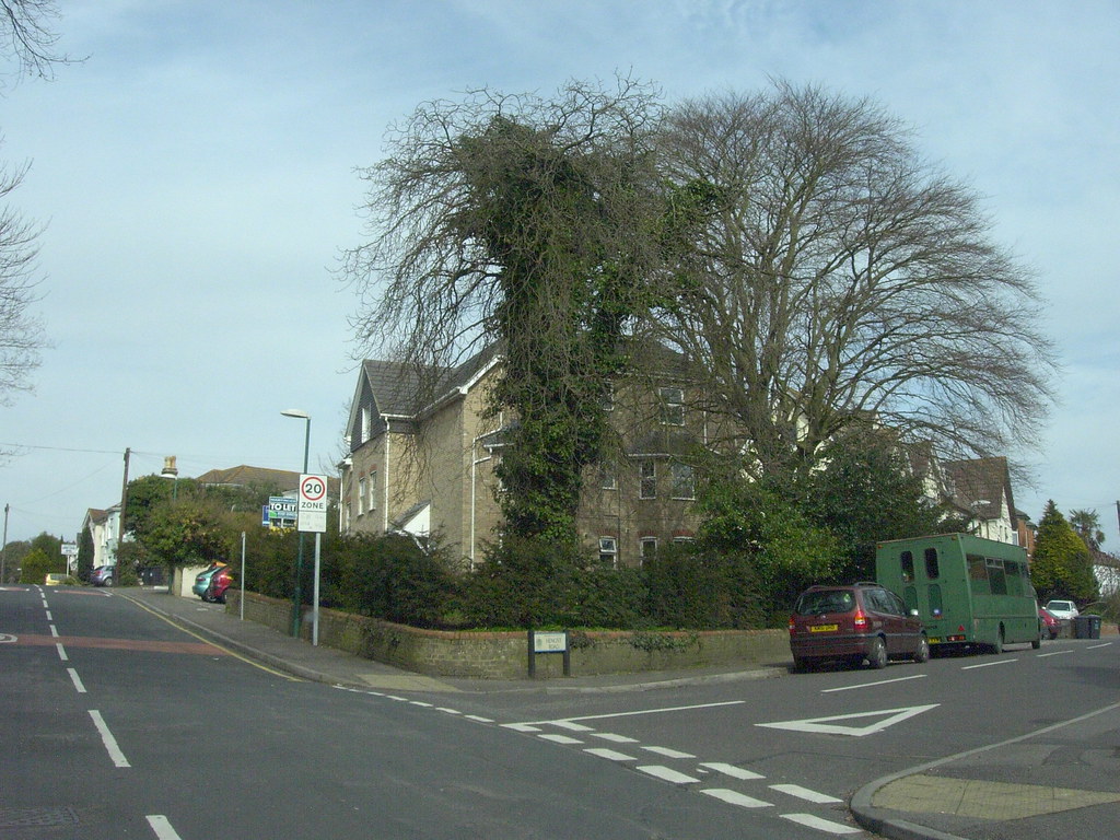KNOLE RD. HENGIST RD RIGHT. BOURNEMOUTH. DORSET. MARCH 2010