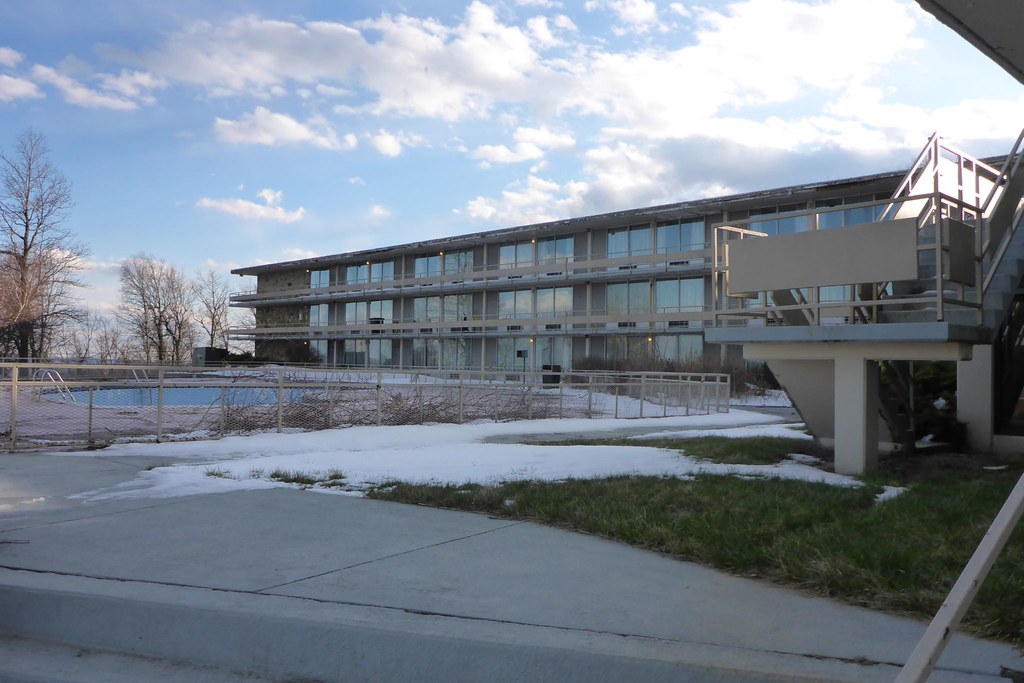 Abandoned Howard Johnson in Afton VA now Afton Inn and onl… Flickr